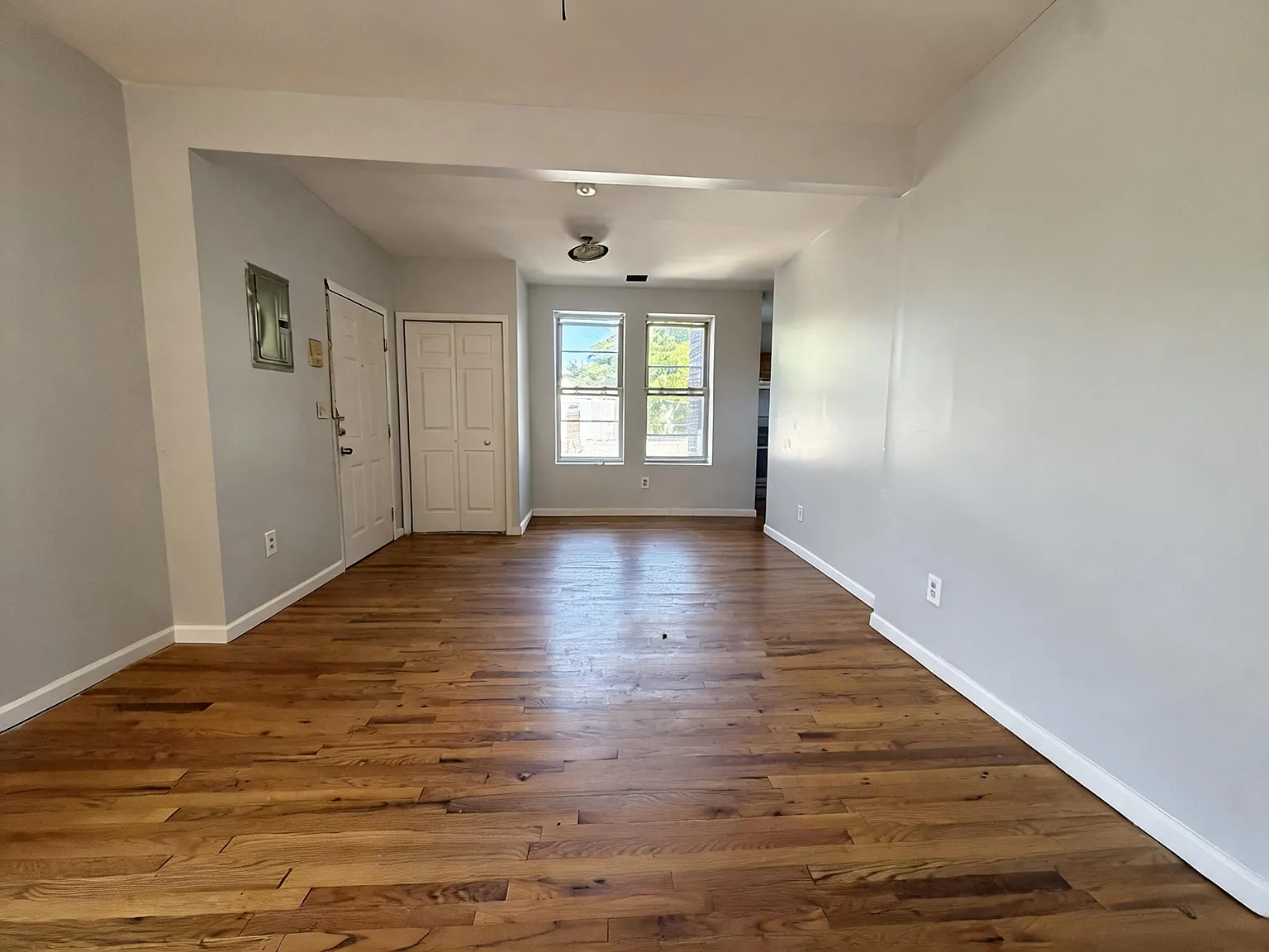 3 bed, 900 sqft, $1,900 — Photo 3