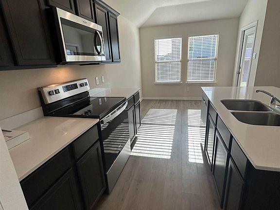 5th image of 1009 N River Oaks Ln