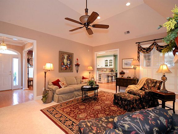 4th image of 325 White Birch Cir