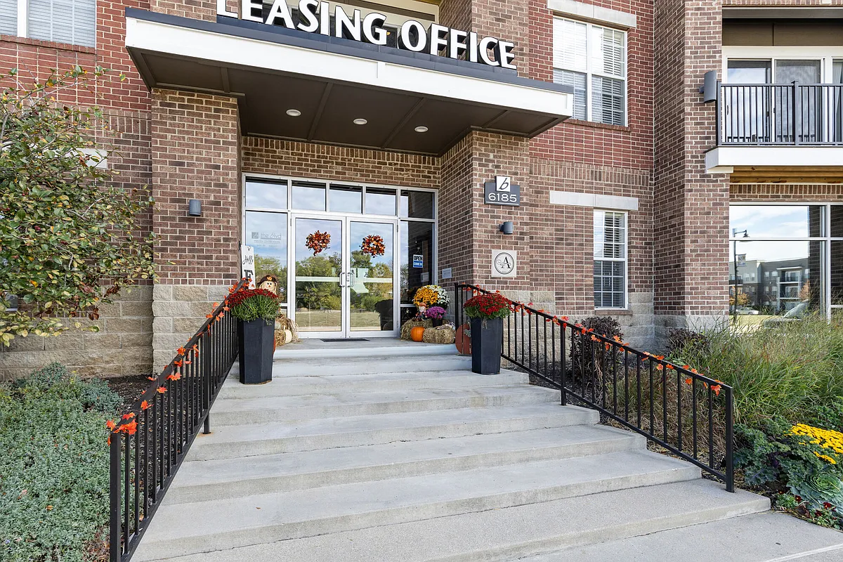 Building Photo - 6185 Gateway East Dr