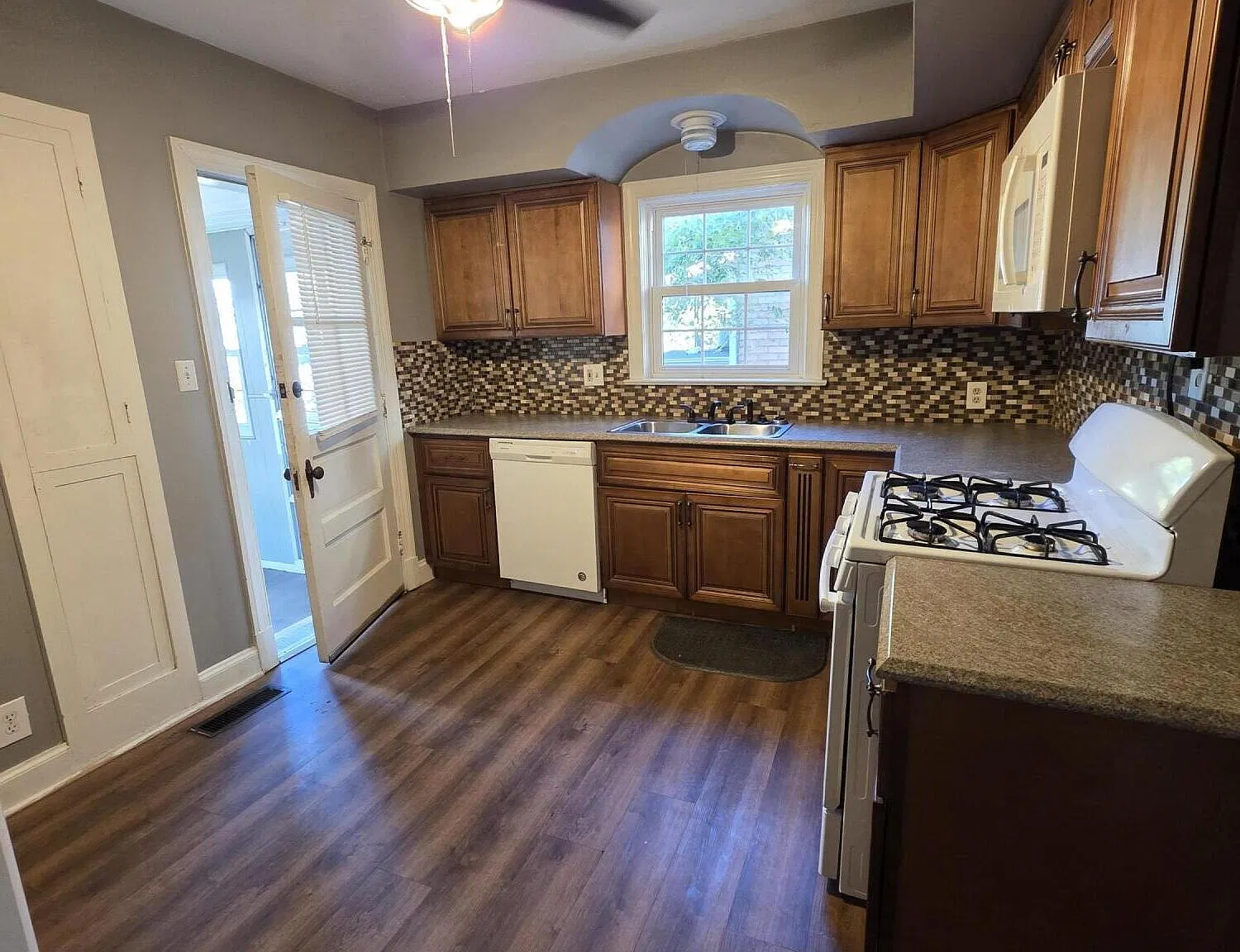 4 bed, 2.0 bath, 3748 sqft, $2,500 — Photo 3