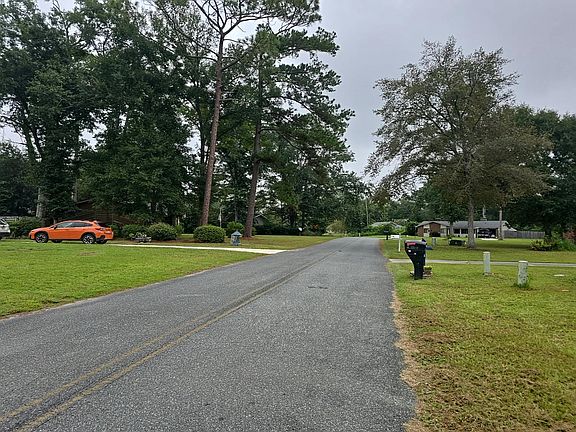 5th image of 121 Lantern Ln