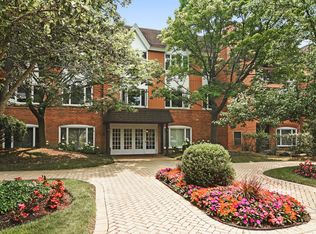 207 Rivershire Ln APT 202, Lincolnshire, IL 60069