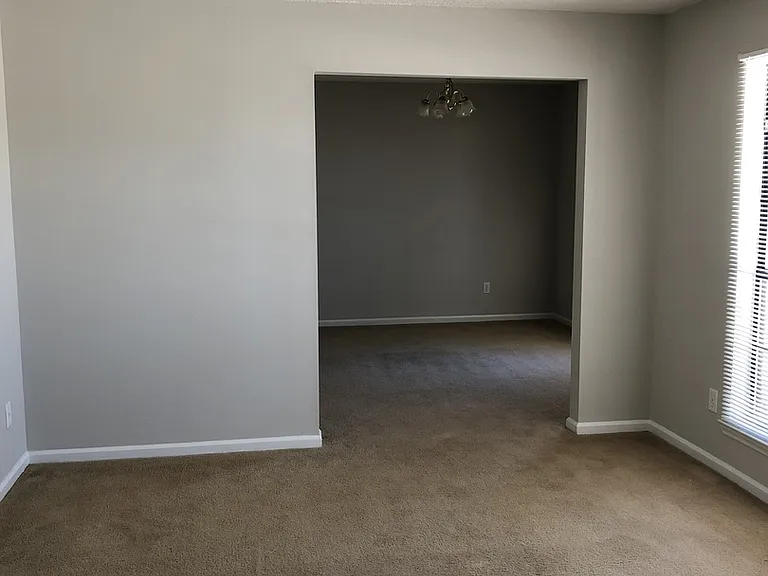 912 Granger Dr — Photo 2