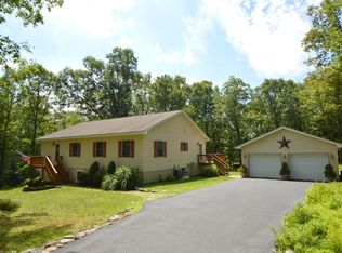 201 Tinkwig Dr, Hawley, PA 18428