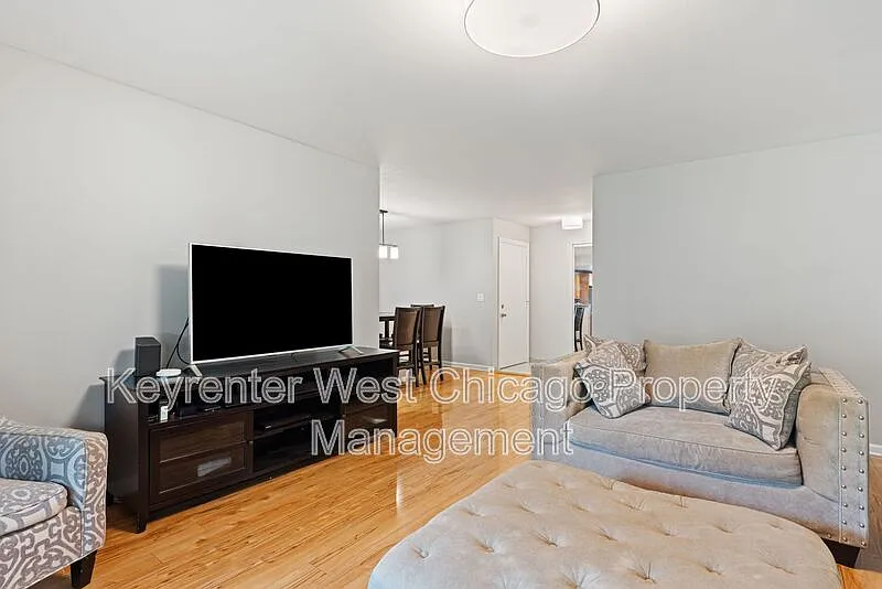 3 bed, 2.0 bath, 1300 sqft, $2,945 — Photo 3