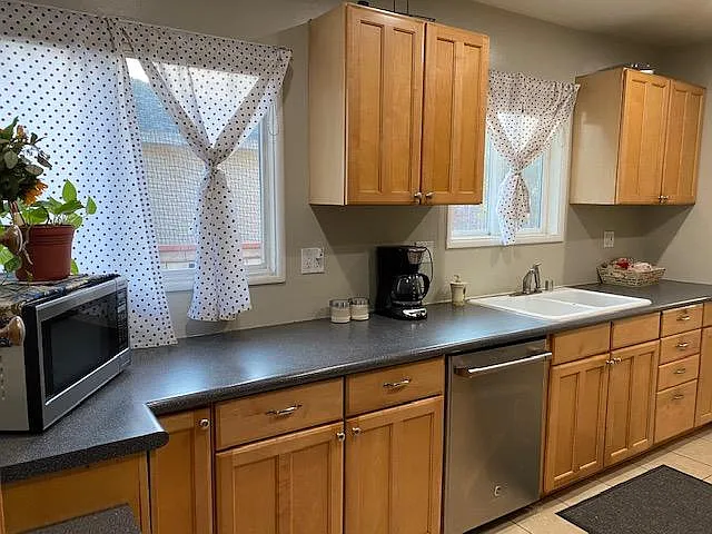 Kitchen - 15902 Los Alimos St