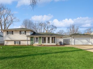 27930 N Converse Rd, Island Lake, IL 60042