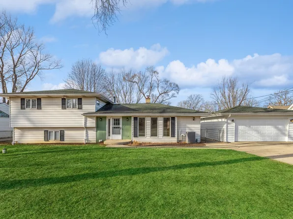 27930 N Converse Rd, Island Lake, IL 60042