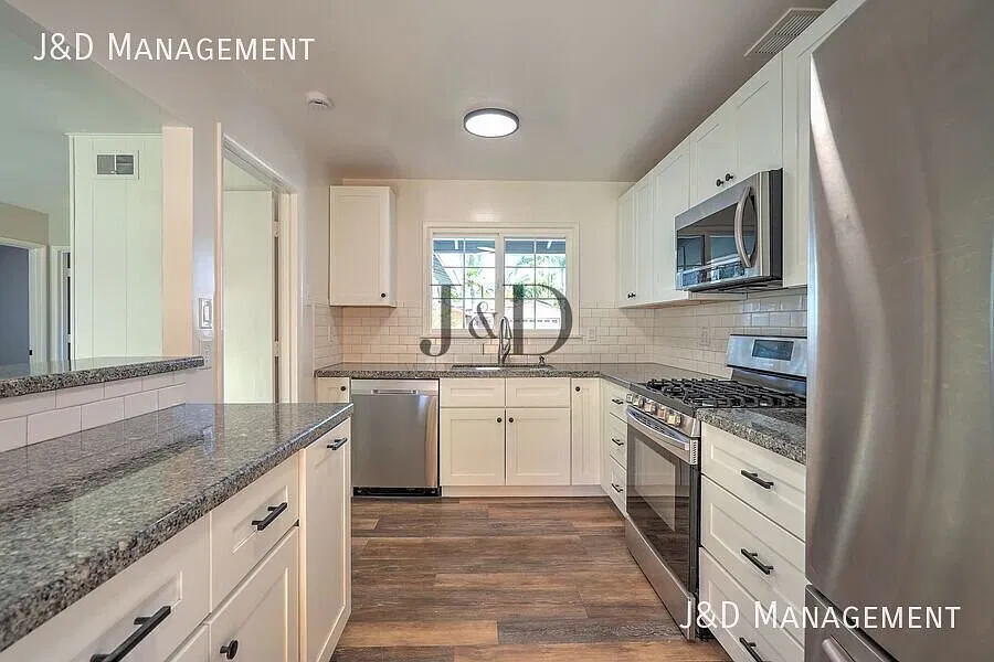 Charming Updated Clairemont Home with Spacious Fenced Backyard & Covered Patio! — Photo 4