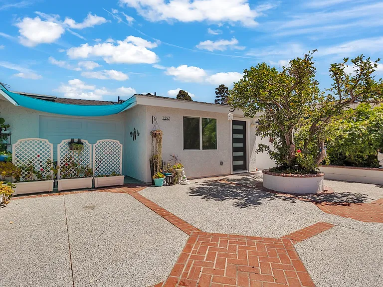 7597 Washington Dr — Photo 2