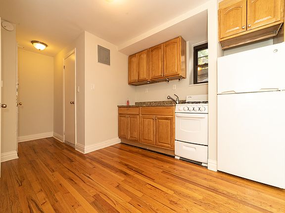 3rd image of 313 E 61st St #B2