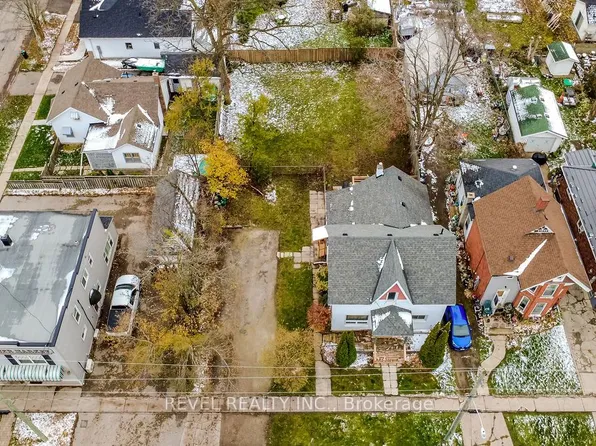 44 Parkside Dr, Barrie, ON L4N 1W9