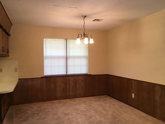 5th image of 1412 S Lowry Ln