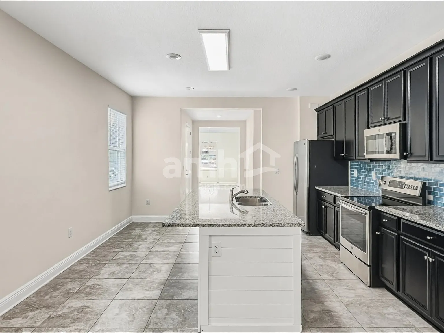 3 bed, 2.0 bath, 1827 sqft, $2,325 — Photo 4