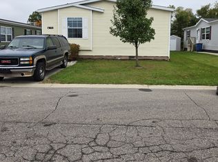 9784 Birmingham Dr, Fenton, MI 48430