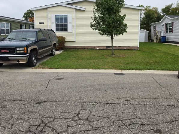 9784 Birmingham Dr, Fenton, MI 48430