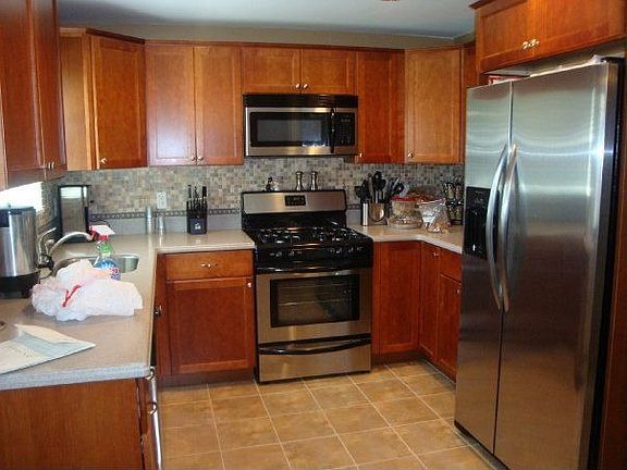 4th image of 252 Greeley Ave