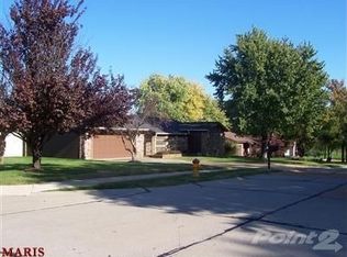 2017 Bentley Manor Dr, Fenton, MO 63026