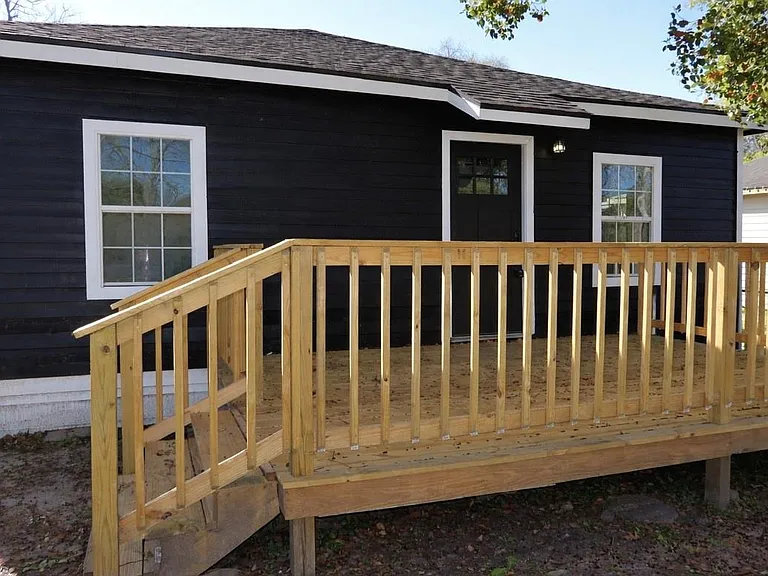 5122 Avenue L — Photo 2