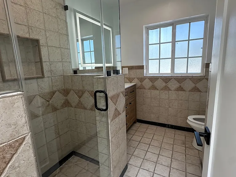 1611 E Glenoaks Blvd #1/5 — Photo 9