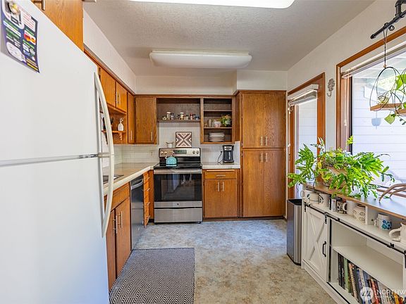 2nd image of 395 NE Washington Avenue
