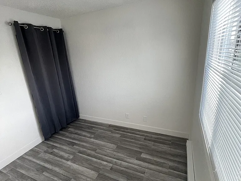 1309 E Sylvan Cir #6 — Photo 5
