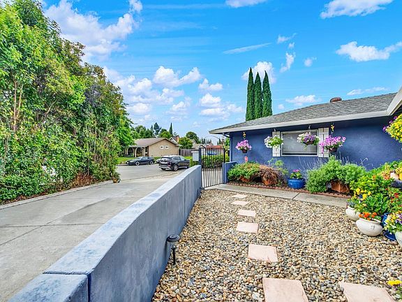 3rd image of 333 Honeysuckle Drive