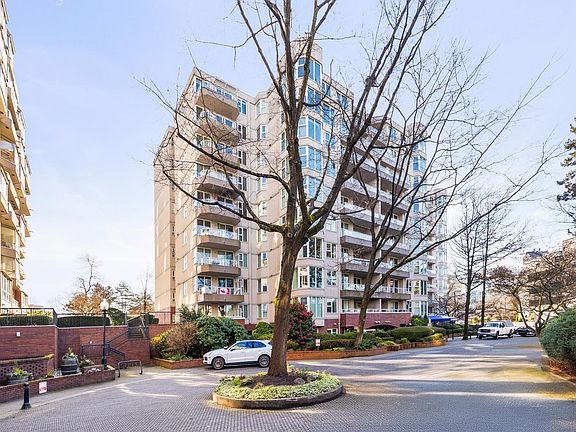 2nd image of 522 Moberly Rd #404