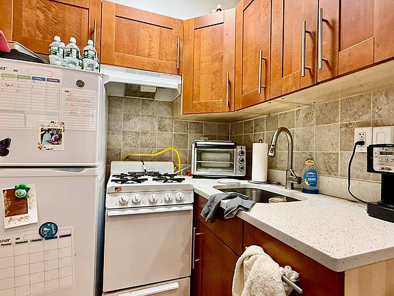 4th image of 114 E 39th St #2A