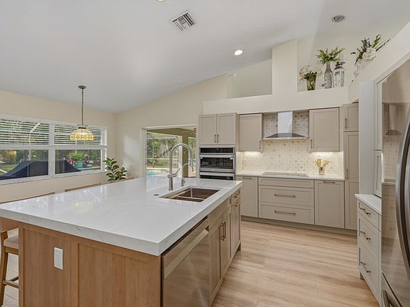 5th image of 2053 17th St SW
