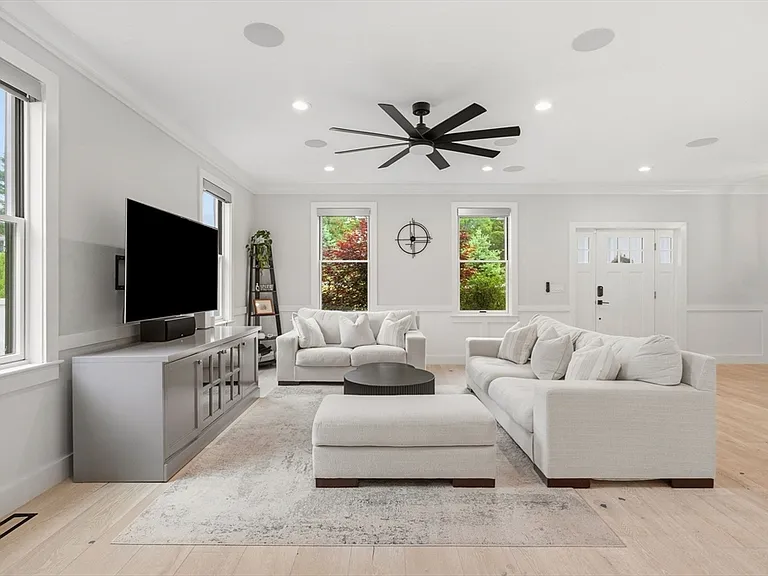 1 Lincoln Ct — Photo 2