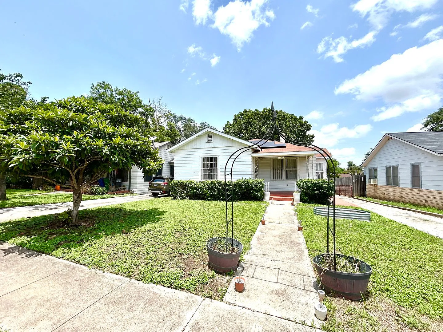 *Move In Special* Charming 2br Home With Solar Panels & Beautiful Wood Floors! — Photo 2