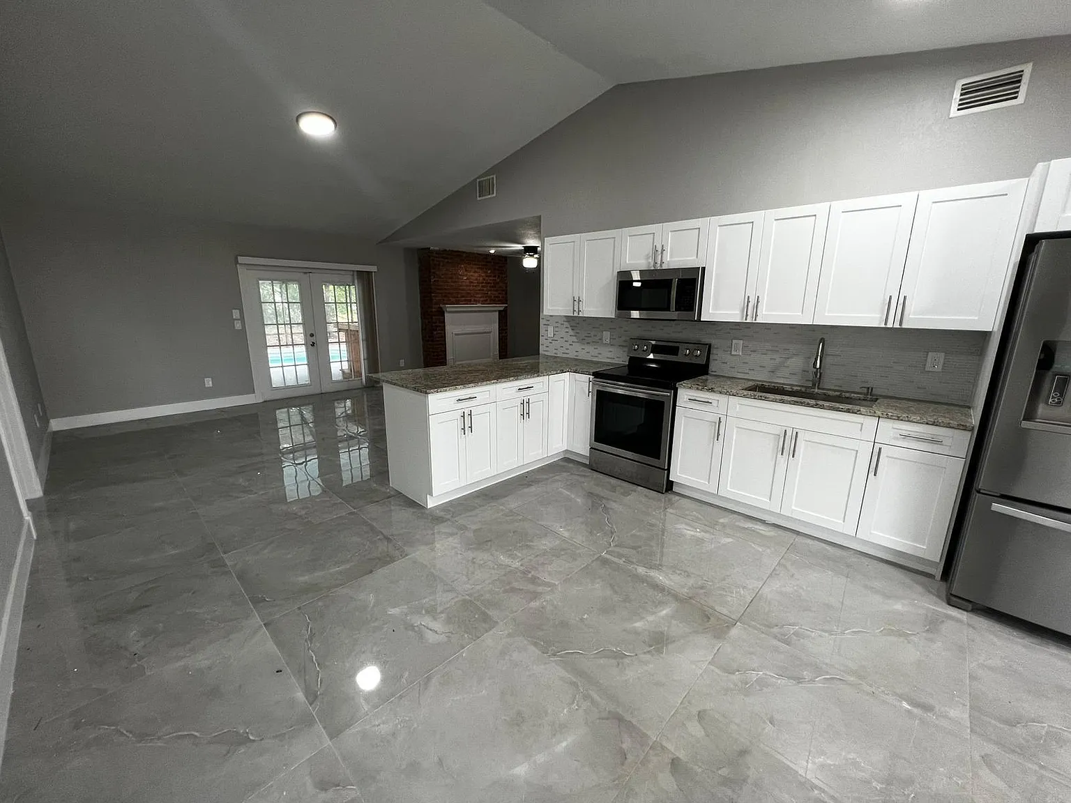 3 bed, 2.0 bath, 1218 sqft, $2,700 — Photo 3