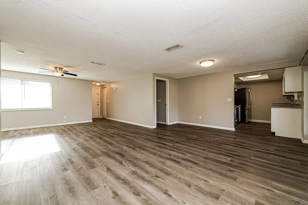 3 bed, 2.0 bath, 1381 sqft, $2,215 — Photo 3