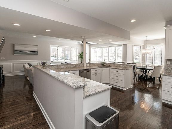 4th image of 725 E Cossitt Ave #1