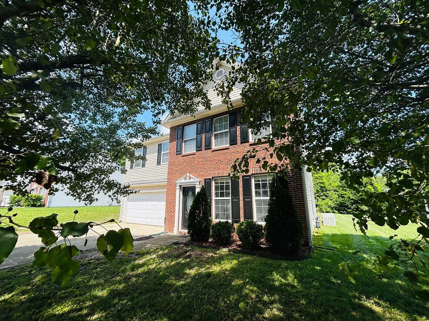 Spacious 4 bedroom and 2.5 Bath Home in Gramercy Park SE Greensboro with 2 car garage — Photo 4