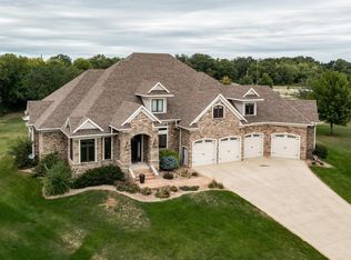 521 Chestnut Dr, Robins, IA 52328