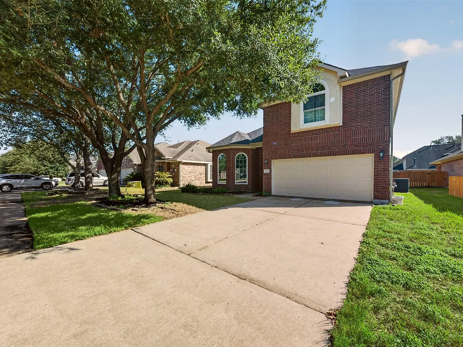 3 bed, 2.5 bath, 2332 sqft, $2,200 — Photo 2