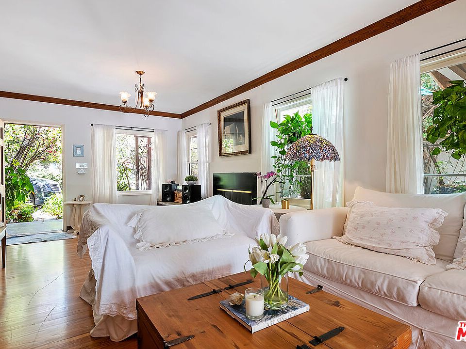 1st image of 983 Wellesley Ave