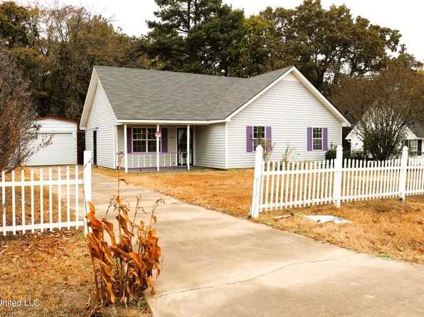 678 W Lake Dr, Holly Springs, MS 38635