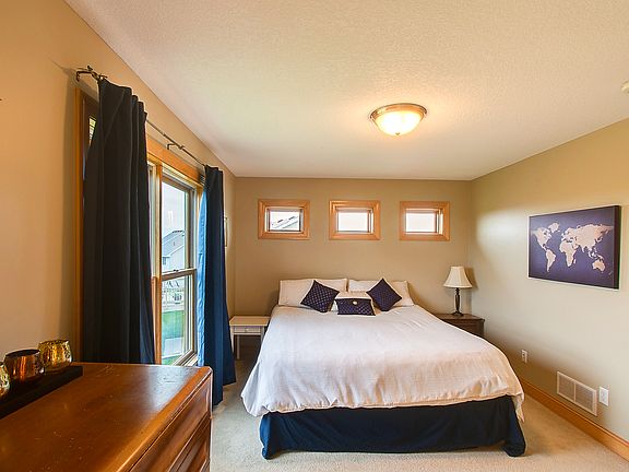 2nd image of 1002 Willow Creek Dr SE