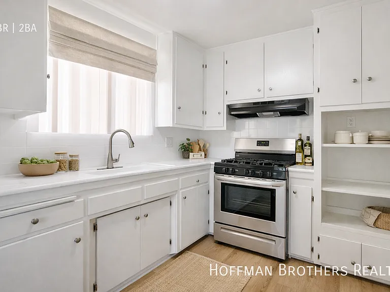 1540 N Laurel Ave #4 — Photo 2
