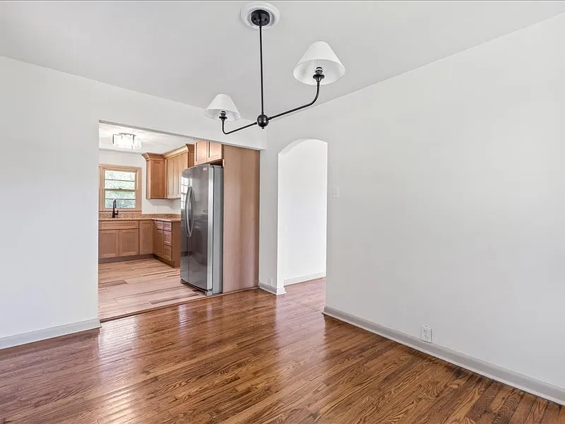 3 bed, 1.0 bath, 1188 sqft, $1,800 — Photo 3