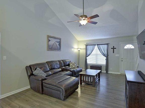 3rd image of 4404 Strathmoor Dr