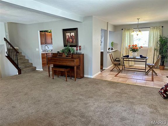 4th image of 47 Julie Ln