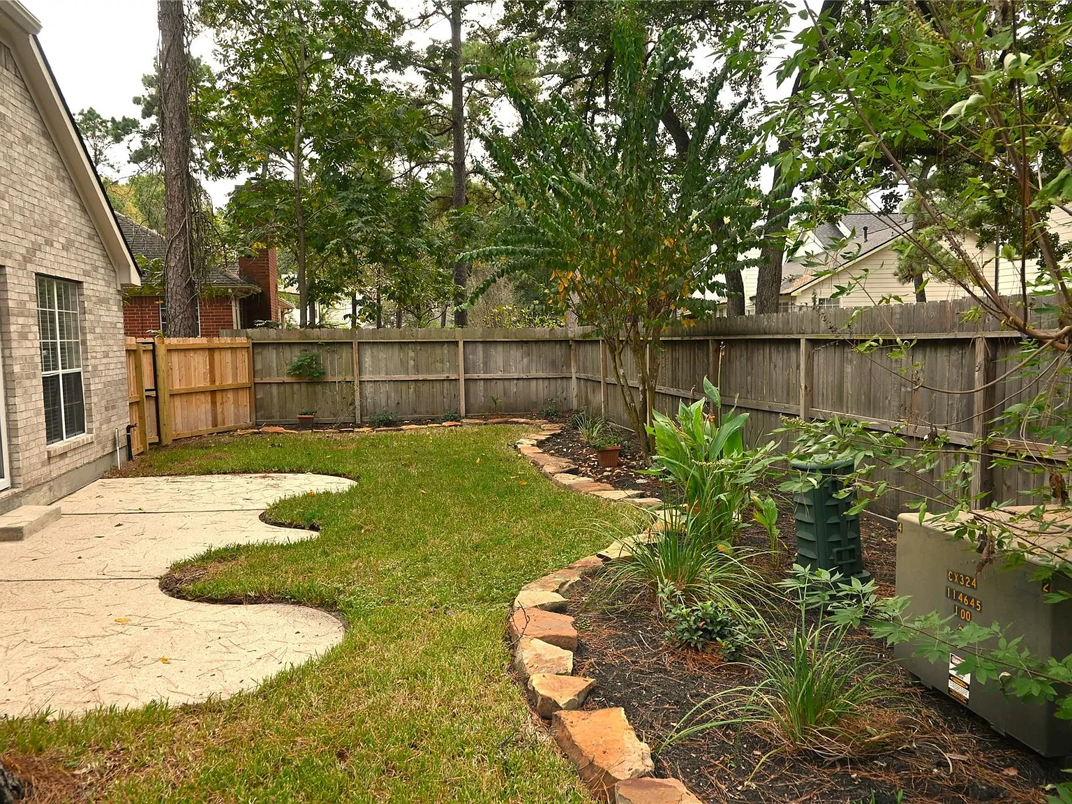 3 bed, 2.0 bath, 2041 sqft, $2,400 — Photo 3