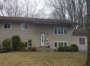 93 Ridge Rd, Wheatley Heights, NY 11798