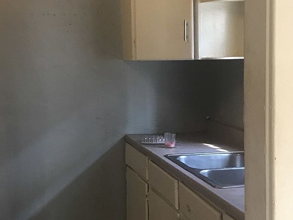 4th image of 4519 Chestnut Ave