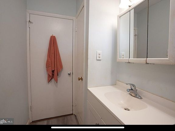 5th image of 511 Manheim Ave